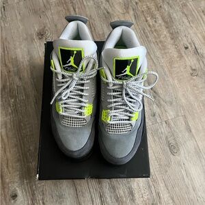Jordan 4 Retro “ SE 95 Neon”